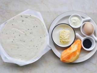 1、酥到掉渣的爆浆奶香芝士红薯饼,准备好所有食材。