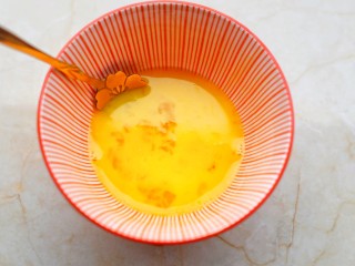 2、酥到掉渣的爆浆奶香芝士红薯饼,鸡蛋打散。