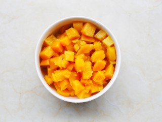 3、酥到掉渣的爆浆奶香芝士红薯饼,红薯去皮切块蒸熟。