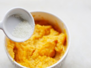 4、酥到掉渣的爆浆奶香芝士红薯饼,加入白糖。