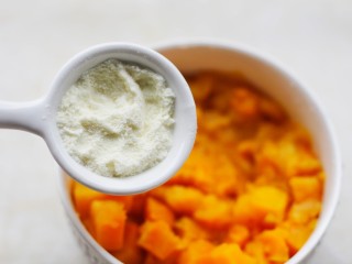 5、酥到掉渣的爆浆奶香芝士红薯饼,加入澳优珀淳奶粉。