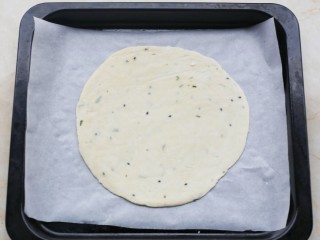 6、酥到掉渣的爆浆奶香芝士红薯饼,手抓饼平铺在铺上油纸的烤盘上。