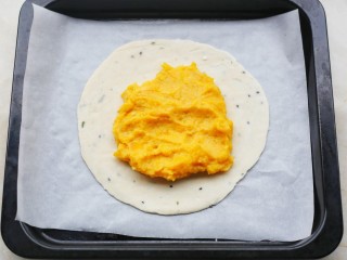 7、酥到掉渣的爆浆奶香芝士红薯饼,将红薯泥均匀铺在手抓饼上。