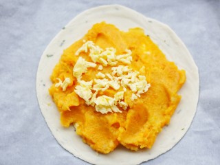 8、酥到掉渣的爆浆奶香芝士红薯饼,撒上2把芝士碎。