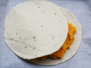 9、酥到掉渣的爆浆奶香芝士红薯饼,再盖一片手抓饼皮。