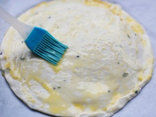 10、酥到掉渣的爆浆奶香芝士红薯饼,刷一层蛋黄液。