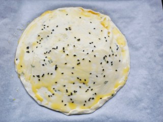 11、酥到掉渣的爆浆奶香芝士红薯饼,撒上黑芝麻。