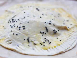 12、酥到掉渣的爆浆奶香芝士红薯饼,用叉子压紧周边。