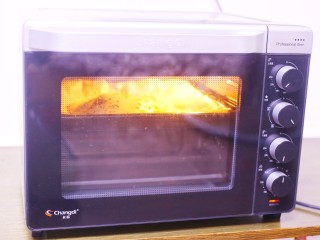 13、酥到掉渣的爆浆奶香芝士红薯饼,烤箱提前200度预热5分钟，放入烤箱中层上下火烤15分钟即可。