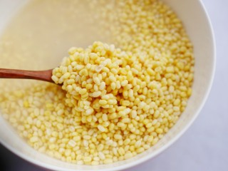 2、香甜细腻的奶香蔓越莓绿豆糕,绿豆提前一晚泡好了。