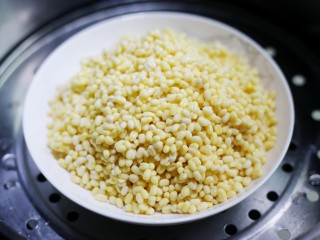 3、香甜细腻的奶香蔓越莓绿豆糕,将泡好的绿豆放入蒸锅，大火蒸至绵软。