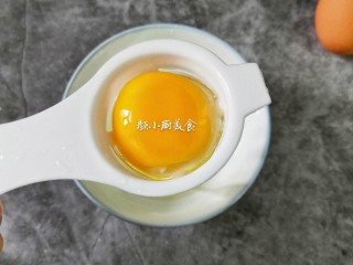 2、奶香鸡蛋布丁,用分离器把鸡蛋白分离，只要蛋黄。