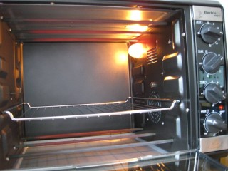 4、芋泥肉松泡芙,将烤盘放入烤箱，上下火180度预热