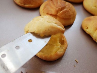 17、芋泥肉松泡芙,晾凉的泡芙用刀从侧面切开，但不要切断
