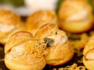 18、芋泥肉松泡芙,最后把芋泥肉松馅挤进去