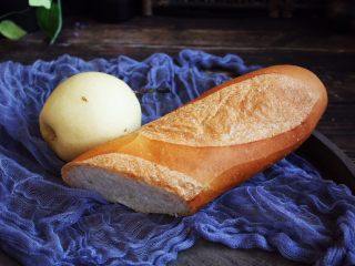 1、百变水果 柠香酸奶佐蜂蜜烤梨配法棍面包,主要食材：雪梨和法棍面包