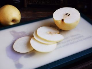 2、百变水果 柠香酸奶佐蜂蜜烤梨配法棍面包,雪梨洗干净，切成薄片。