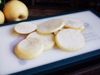 4、百变水果 柠香酸奶佐蜂蜜烤梨配法棍面包,然后均匀地撒上少许的盐、黑胡椒碎。