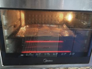 6、百变水果 柠香酸奶佐蜂蜜烤梨配法棍面包,将梨片放入烤箱，烤箱上下火加热220度，加热15分钟。