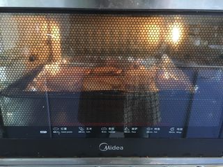 7、百变水果 柠香酸奶佐蜂蜜烤梨配法棍面包,烤梨期间可将梨片翻个面，这样梨片两面的颜色一致。