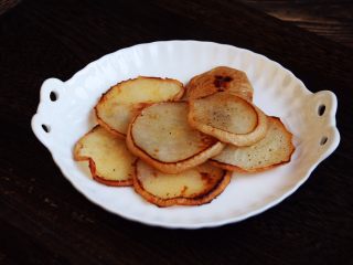 8、百变水果 柠香酸奶佐蜂蜜烤梨配法棍面包,将看好的梨片放在盘子里备用。