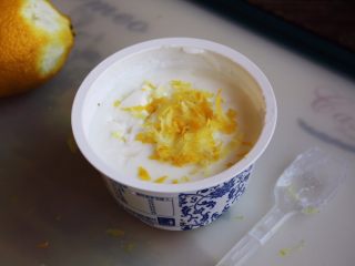 10、百变水果 柠香酸奶佐蜂蜜烤梨配法棍面包,准备好酸奶，酸奶最好用老酸奶。