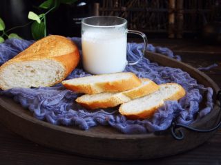 12、百变水果 柠香酸奶佐蜂蜜烤梨配法棍面包,将法棍面包切成2cm薄厚的片。