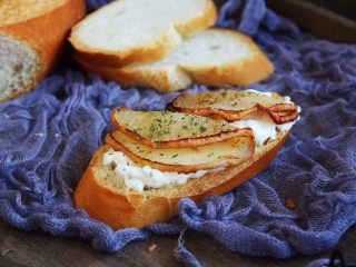 15、百变水果 柠香酸奶佐蜂蜜烤梨配法棍面包,再撒上少许的黑胡椒碎和少许的欧芹碎即可。