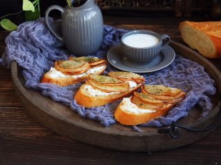 16、百变水果 柠香酸奶佐蜂蜜烤梨配法棍面包,香料的芬芳混着酸甜的口感，咀嚼的瞬间让你觉得一切都是那么美好！