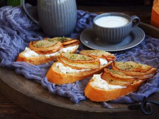 17、百变水果 柠香酸奶佐蜂蜜烤梨配法棍面包,成品图。