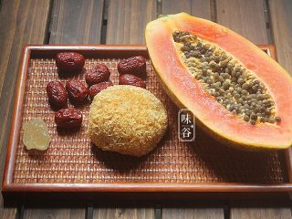 1、木瓜红枣银耳羹,准备好材料；