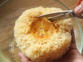3、木瓜红枣银耳羹,然后将银耳剪掉背面的黄蒂；
