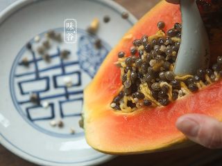 8、木瓜红枣银耳羹,木瓜去皮去籽；