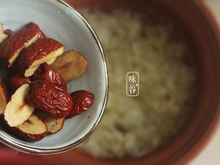 10、木瓜红枣银耳羹,打开炖锅，放进红枣；