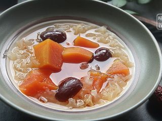 13、木瓜红枣银耳羹,养顔滋补甜品木瓜炖银耳羹就做好了。