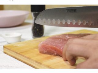 2、懒人版日式炸猪扒,横向轻轻划几刀