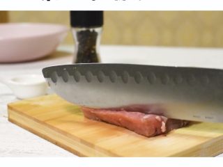 3、懒人版日式炸猪扒,用刀背剁松猪扒