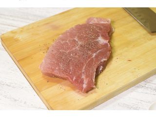 4、懒人版日式炸猪扒,下盐和胡椒调味，腌制20分钟