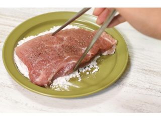 5、懒人版日式炸猪扒,两面粘一层薄生粉