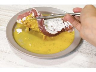 6、懒人版日式炸猪扒,粘一层蛋液