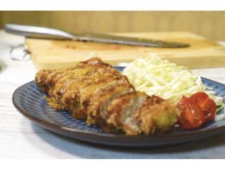 9、懒人版日式炸猪扒,复炸后捞出沥油切块，粘上喜欢的酱料食用