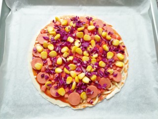 10、手抓饼披萨,均匀的撒上玉米粒、红萝卜和紫甘蓝。