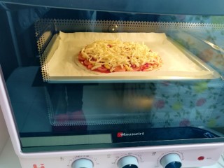 13、手抓饼披萨,上下管200度烤20分钟。