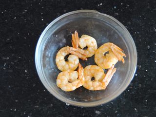 5、鲜虾沙拉饭团,捞出备用