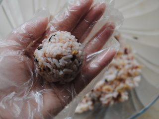 11、鲜虾沙拉饭团,带上一次性手套取适量米饭