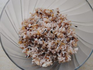 10、鲜虾沙拉饭团,加入盐轻轻抓匀