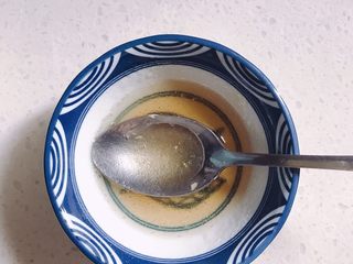 3、酸奶芝士蛋糕,吉利丁粉用温水化开