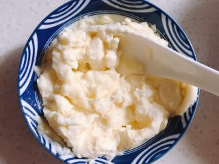 4、酸奶芝士蛋糕,奶油奶酪要提前解冻