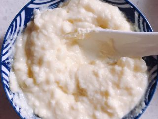 5、酸奶芝士蛋糕,然后把化开的吉利丁液加到奶油奶酪里