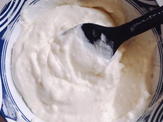 6、酸奶芝士蛋糕,淡奶油加白砂糖打发，这一步忘记拍照了。然后把酸奶和奶油奶酪加到淡奶油里拌匀。追求顺滑口感的过一遍筛